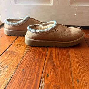 UGG Tasman Slip-On Clogs in Chestnut with Blue Trim